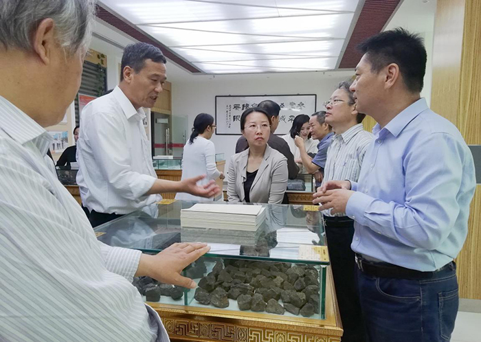 省人大檢查組到河南豫中鐵合金有限公司調研并了解《統(tǒng)